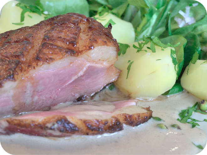 Magret de canard, sauce au poivre vert