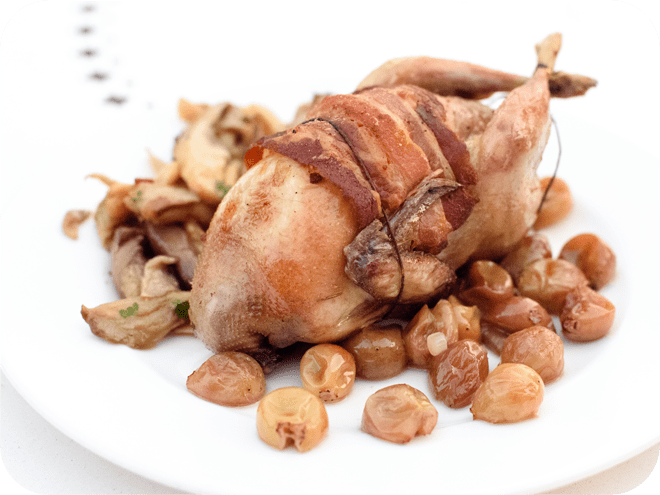 Caille farcie rôtie sur lit de raisins