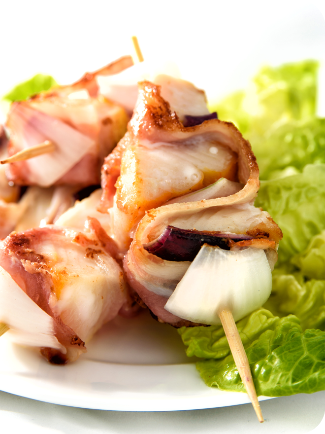 Mini-brochettes de poisson lardées